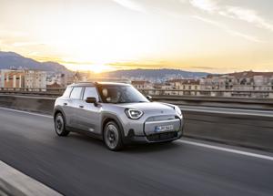 Nuova MINI Aceman E: il crossover elettrico che unisce stile, spazio e piacere di guida