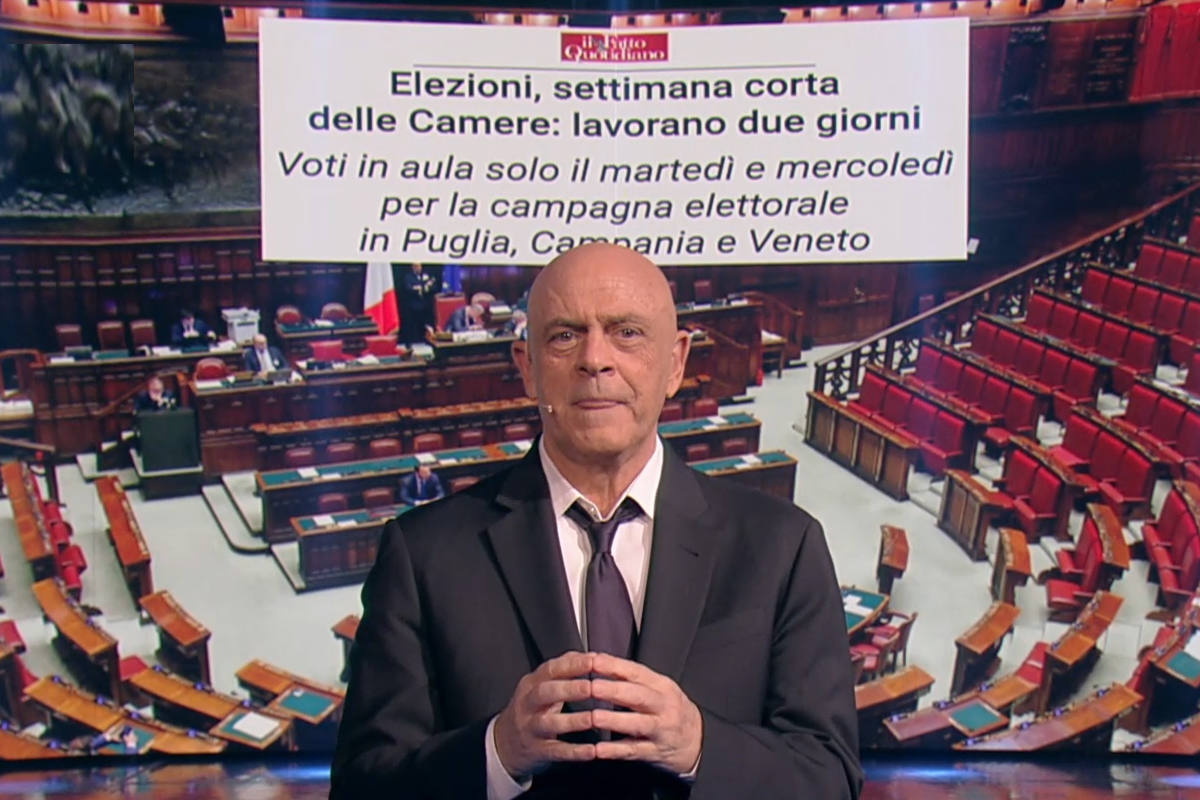 Crozza, monologo sui politici “part time”: “Tra gadget e poltrone su misura” Crozza, monologo sui politici “part time”: “Tra gadget e poltrone su misura”