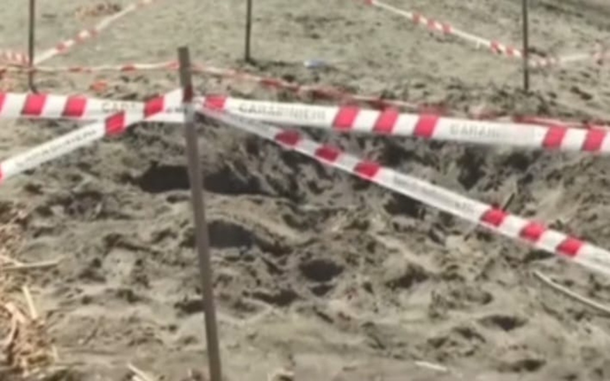 la giustizia morta sotto la sabbia di una spiaggia