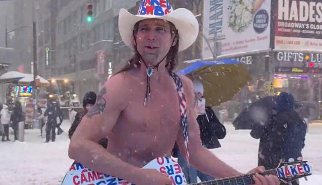 Tempesta di neve a New York, suona la chitarra in mutande a Times Square