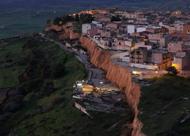 Frana a Niscemi, crolla nel precipizio una palazzina di tre piani: era in bilico da giorni