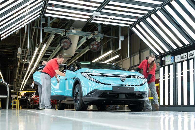 https://www.affaritaliani.it/static/upl2025/niss/0011/nissan-leaf-rolling-off-the-production-line1.jpeg