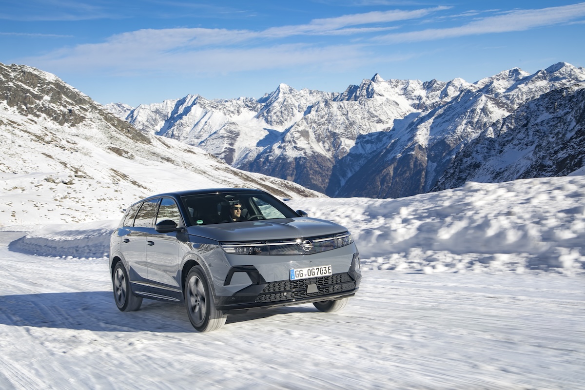 Opel Grandland AWD: 325 CV e sedili AGR per sfidare neve e ghiaccio