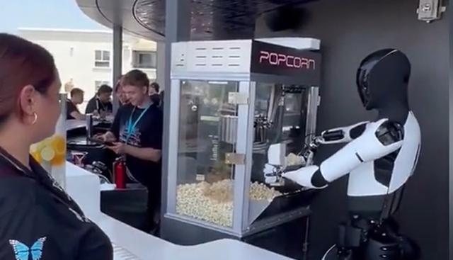 Tesla, i robot Optimus vestono i panni dei camerieri: ecco com'è il nuovo diner a Los Angeles