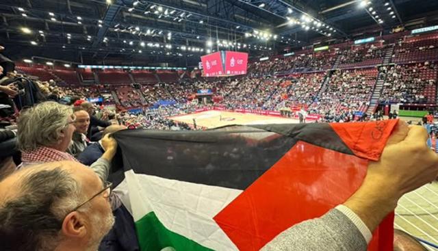 Luca Paladini con la bandiera palestinese al Forum di Assago