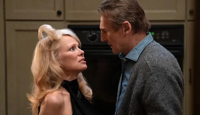 Una Pallottola Spuntata, Liam Neeson e Pamela Anderson rilanciano la saga ed è davvero uno spasso