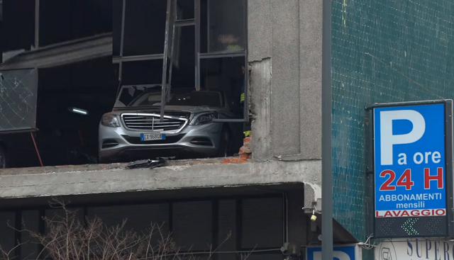 Milano, auto sfonda il muro di un parcheggio e resta sospesa nel vuoto: tragedia sfiorata