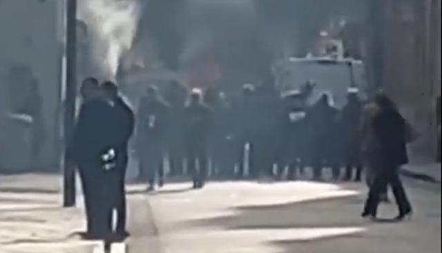 Auto esplode vicino alla residenza del Primo Ministro francese: paura a Parigi dopo la crisi di governo