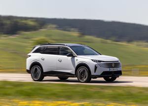 Nuovo PEUGEOT E-5008 Dual Motor: SUV elettrico 7 posti da 325 CV 4WD