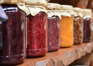 Botulino, occhio alle conserve sott'olio. Ecco quali sono i cibi sicuri e quelli meno