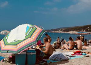 Spiagge libere in Italia cercasi, a livello europeo siamo messi male: "Quasi tutte in mano ai privati"