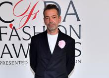 Versace si affida alla mente di Pieter Mulier, lo stilista belga è il nuovo Chief Creative Officer
