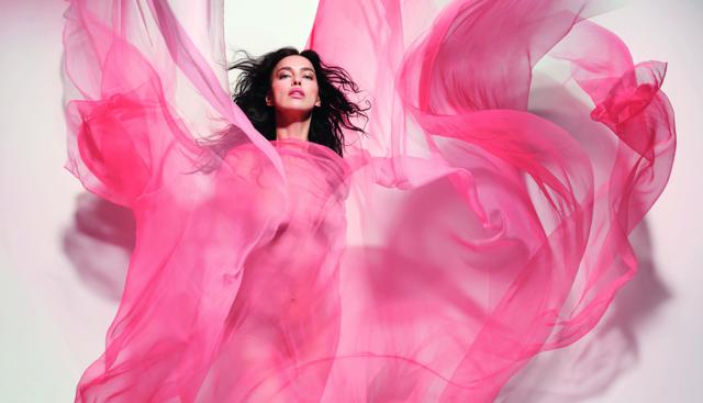 Calendario Pirelli 2026, da Luisa Ranieri a Irina Shayk: così il regista norvegese Sølve Sundsbø ha intrecciato l'arte della natura con l'innovazione tecnologica