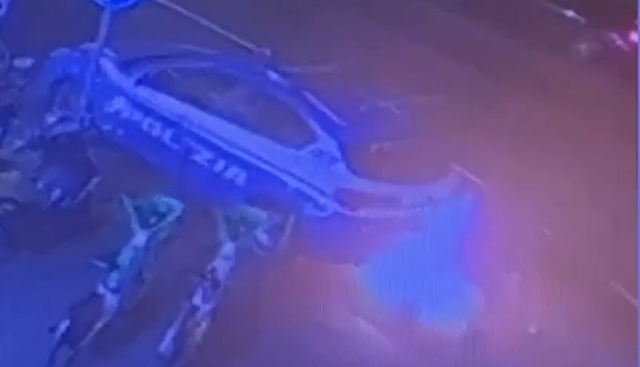 Roma, brucia un’auto della polizia e si allontana senza fretta: le immagini delle telecamere lo inchiodano | VIDEO