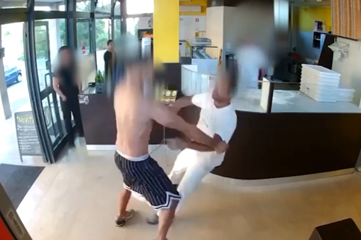 Bologna, pizzaiolo aggredito da un cliente a torso nudo: colpito con un pugno al volto Bologna, pizzaiolo aggredito da un cliente a torso nudo: colpito con un pugno al volto