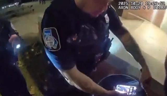 Baltimora, l’IA scambia un pacchetto di patatine per una pistola: studente afroamericano ammanettato