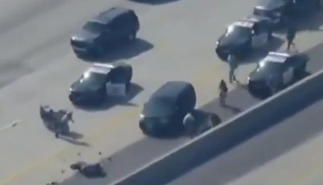 Inseguimento a 150 all’ora in autostrada, la polizia lo urta di proposito: il motociclista vola per aria