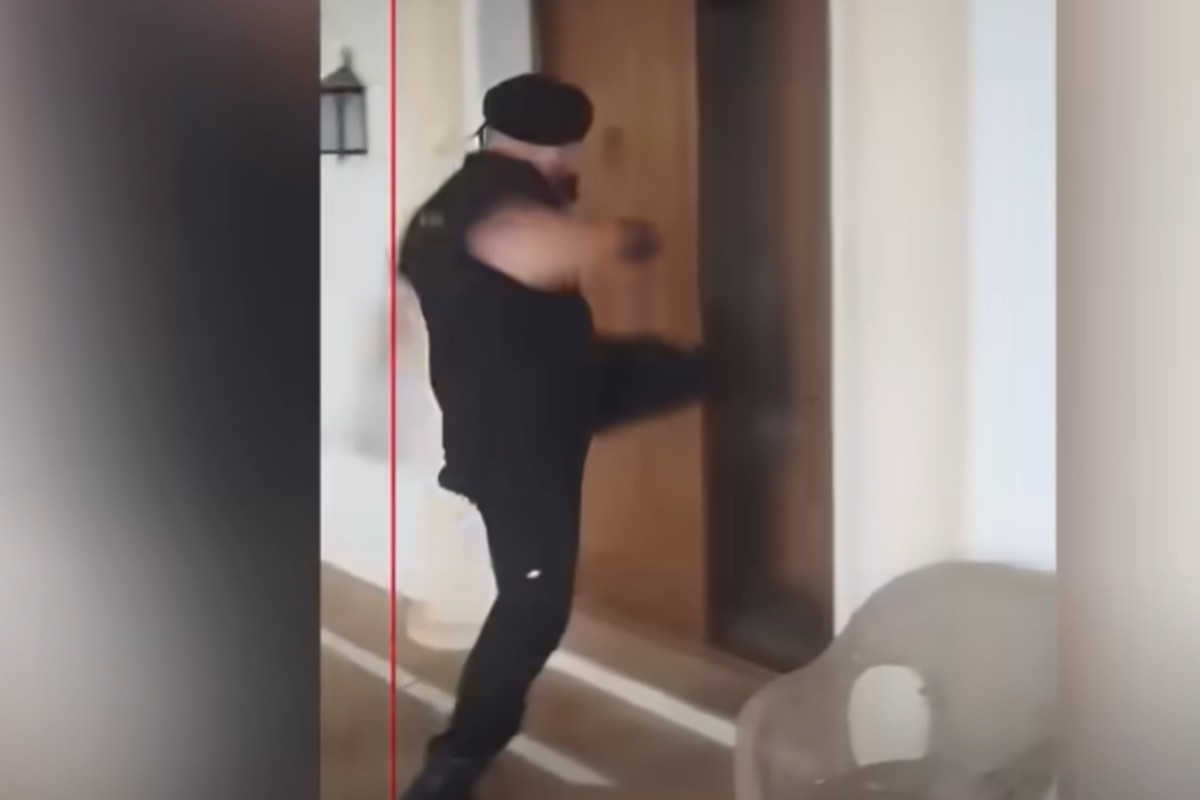 https://www.affaritaliani.it/static/upl2025/poli/polizia-spagnola-casa-occupata-da-strillo.jpg