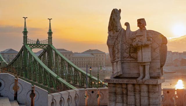 Budapest, magia d’autunno sul Danubio: ecco tutti i luoghi iconici da non perdere