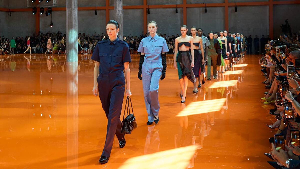 Moda, Prada completa l'acquisizione del 100% di Versace da Capri Holdings. Operazione da 1,25 miliardi di euro