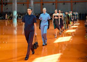 Moda, Prada completa l'acquisizione del 100% di Versace da Capri Holdings. Operazione da 1,25 miliardi di euro