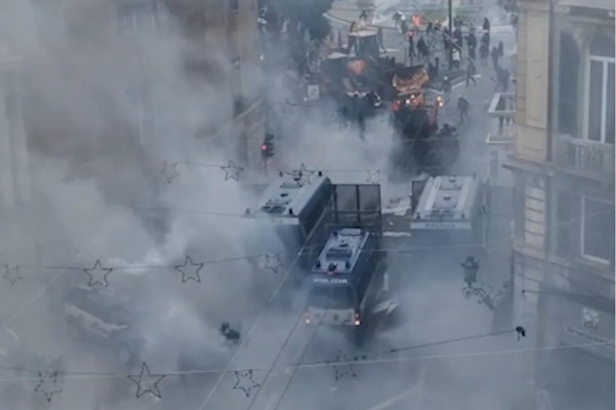 ex ilva la protesta degenera tra fumogeni e scontri davanti alla prefettura la sindaca salis che futuro ci aspetta