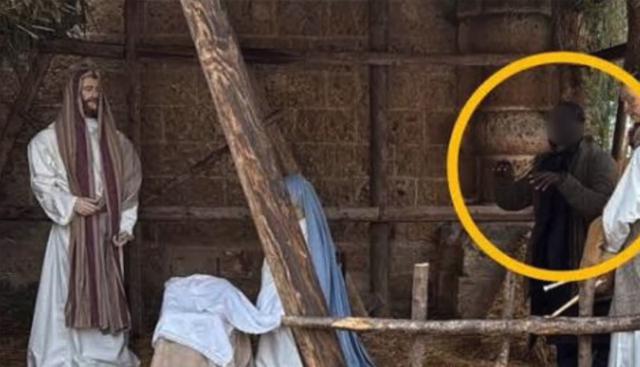 Ricercato, si nascondeva tra i personaggi del presepe. VIDEO