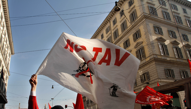 No Tav in Val di Susa, manifestanti bloccano autostrada: chiusa la Torino-Bardonecchia