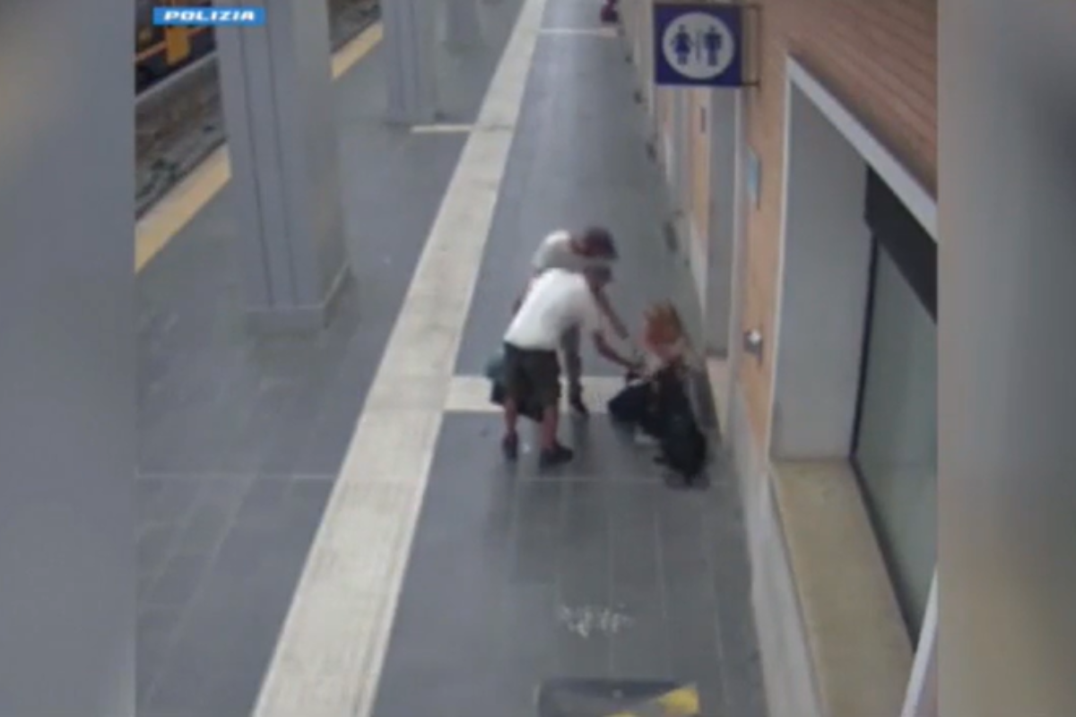 L’assurda sventura di una turista milanese: rapinata due volte in pochi minuti nonostante l’intervento della polizia | VIDEO L’assurda sventura di una turista milanese: rapinata due volte in pochi minuti nonostante l’intervento della polizia | VIDEO