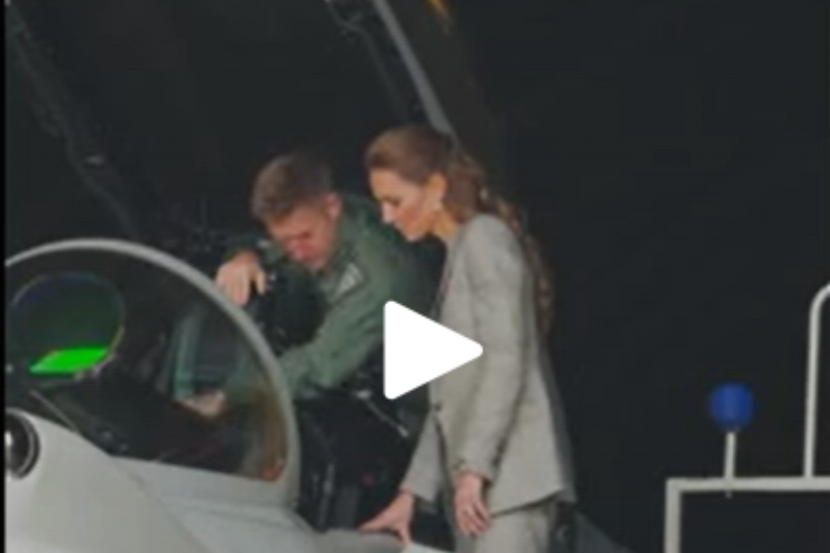 Kate Middleton in tailleur e tacchi a spillo sull’aereo militare: il video che fa discutere
