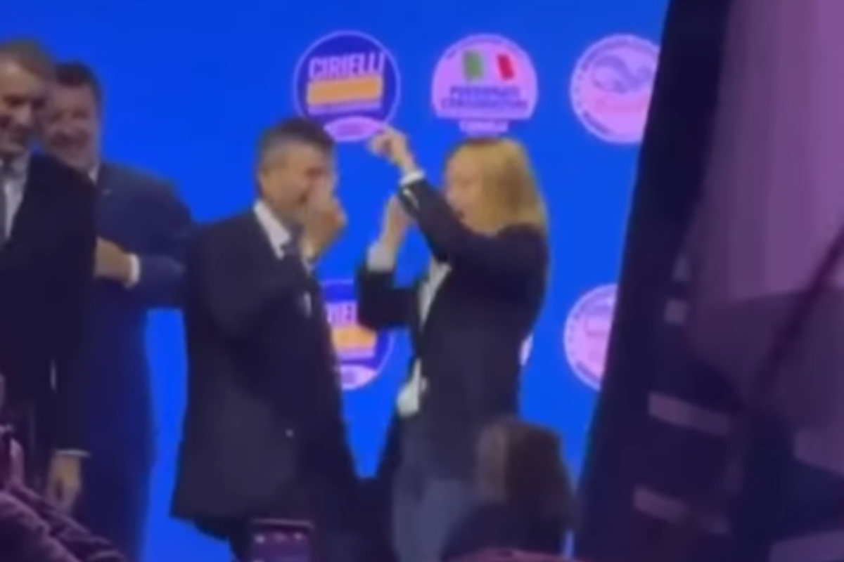 Meloni show a Napoli: la premier balla e saltella col pubblico sul coro: "Chi non salta comunista è"