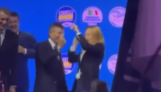 Meloni chiude il comizio a Napoli Meloni chiude il comizio a Napoli