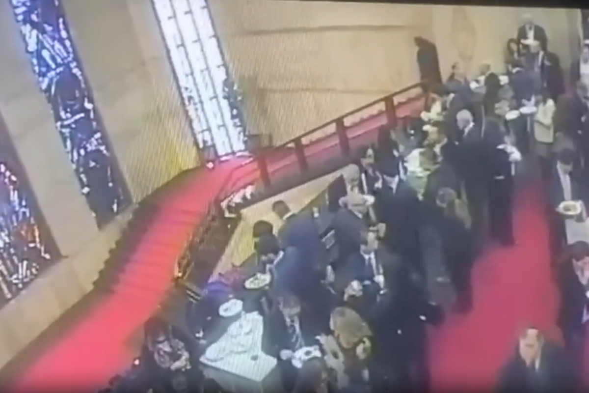 Assessore sardo cade sulle scale e distrugge una vetrata di Sironi dal valore di un milione di euro: le immagini