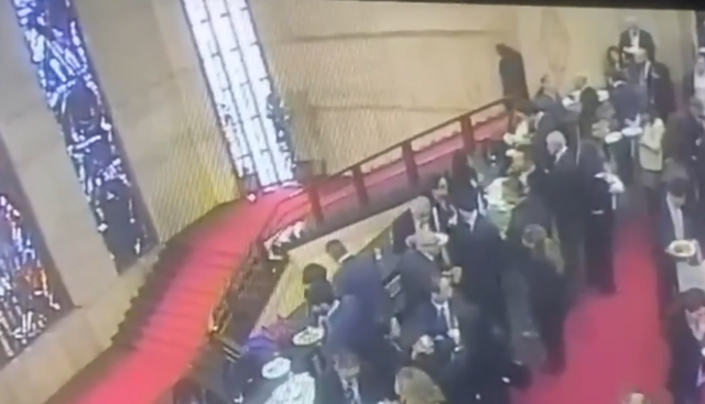 Assessore sardo cade sulle scale e manda in frantumi un Sironi Assessore sardo cade sulle scale e manda in frantumi un Sironi