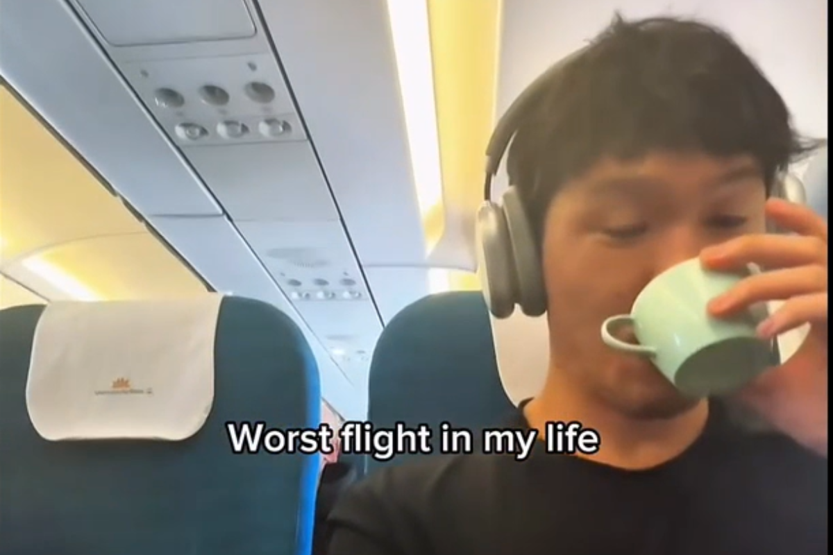 Bimbo prende a calci il vicino di posto in aereo e la madre ride: il video virale accende la polemica social