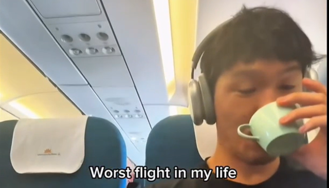 Volo bimbo prende a calci vicino di posto Volo bimbo prende a calci vicino di posto