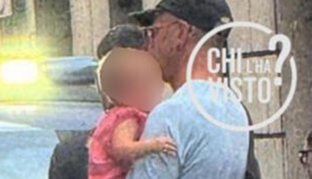 Rexal Ford con la bambina in braccio il 5 giugno