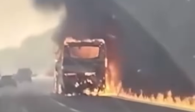 bus in fiamme