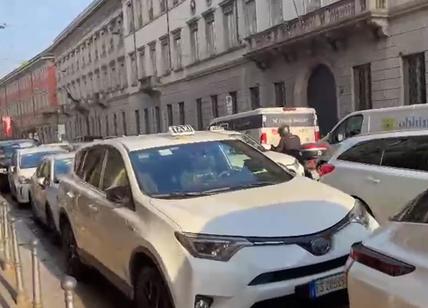 Tassisti in protesta a Milano: corteo in centro "contro l’abusivismo degli Ncc". VIDEO
