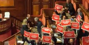 protesta in aula manovra