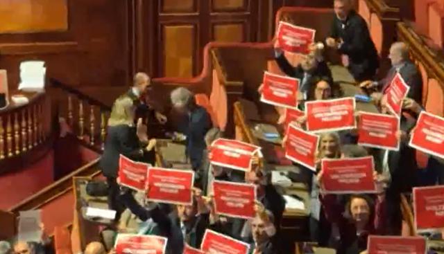 Manovra, scontro in Senato: il Pd espone i cartelli “Voltafaccia Meloni”. La Russa richiama l’Aula