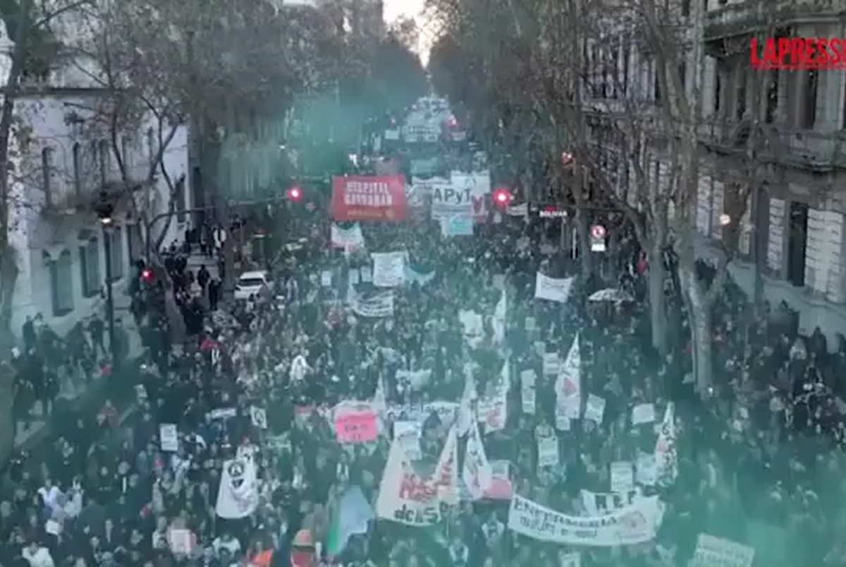 https://www.affaritaliani.it/static/upl2025/prot/proteste-sanita-argentina.png