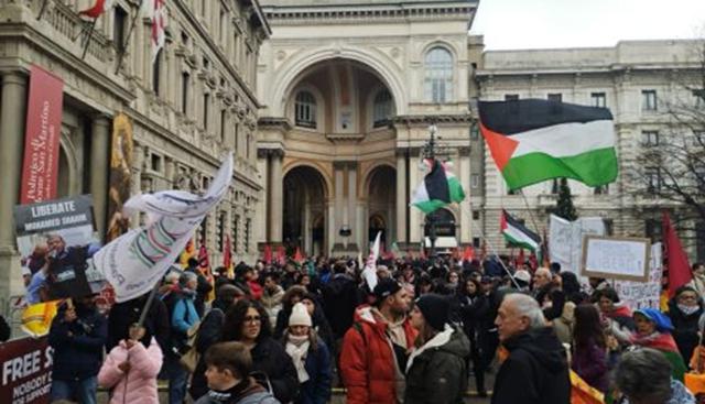 Contestazione ProPal alla Prima della Scala (MiaNews) Contestazione ProPal alla Prima della Scala (MiaNews)