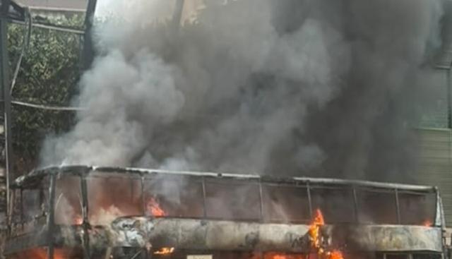 Pullman a fuoco sulla A4 (foto: Luca Righetti) Pullman a fuoco sulla A4 (foto: Luca Righetti)