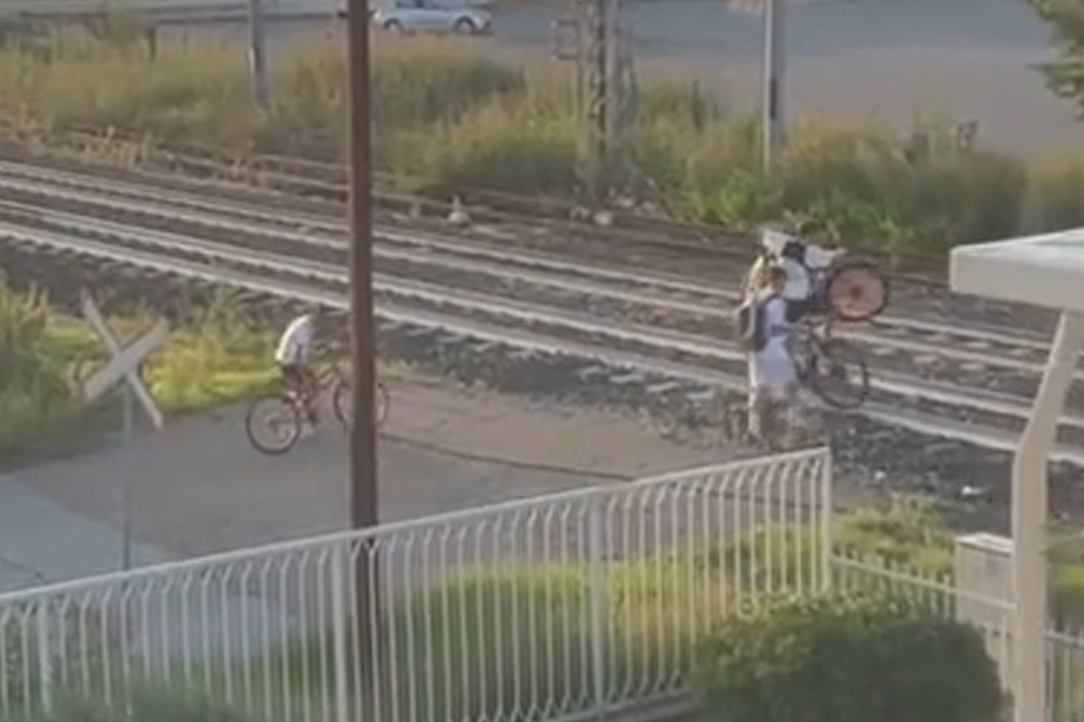 vercelli bimbi sui binari della torino milano il video virale sui social