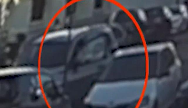 Milano, rapina choc in strada: strappa orecchini da 100mila euro a una donna. Il video