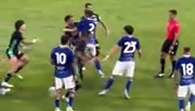 Como e Betis si menano in campo: schiaffi, rissa e due cartellini rossi