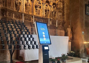 Le offerte in chiesa ora si fanno con il Pos: addio monete, per accendere i ceri basta il Bancomat