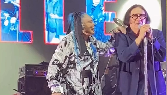 Renato Zero sorprende Loredana Bertè: abbraccio sul palco dopo quasi 30 anni