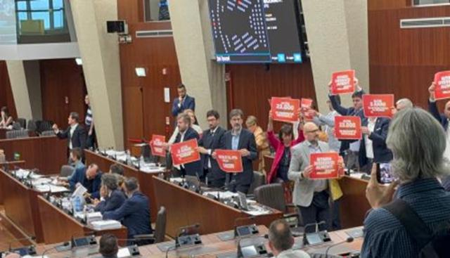 Protesta delle opposizioni in Regione Lombardia (foto: MiaNews) Protesta delle opposizioni in Regione Lombardia (foto: MiaNews)